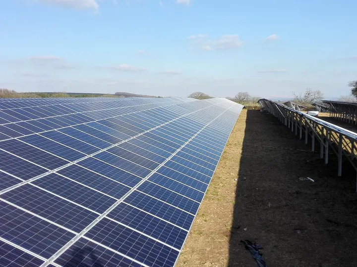 Farma fotowoltaiczna 20 MW - rzędy paneli pod błękitnym niebem